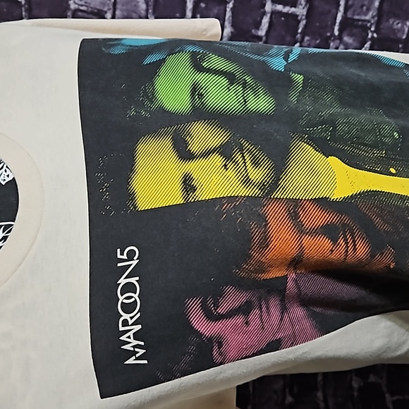 Maroon 5 2010 Vintage Short Sleeve Concert T Shirt size Medium - Picture 1 of 6